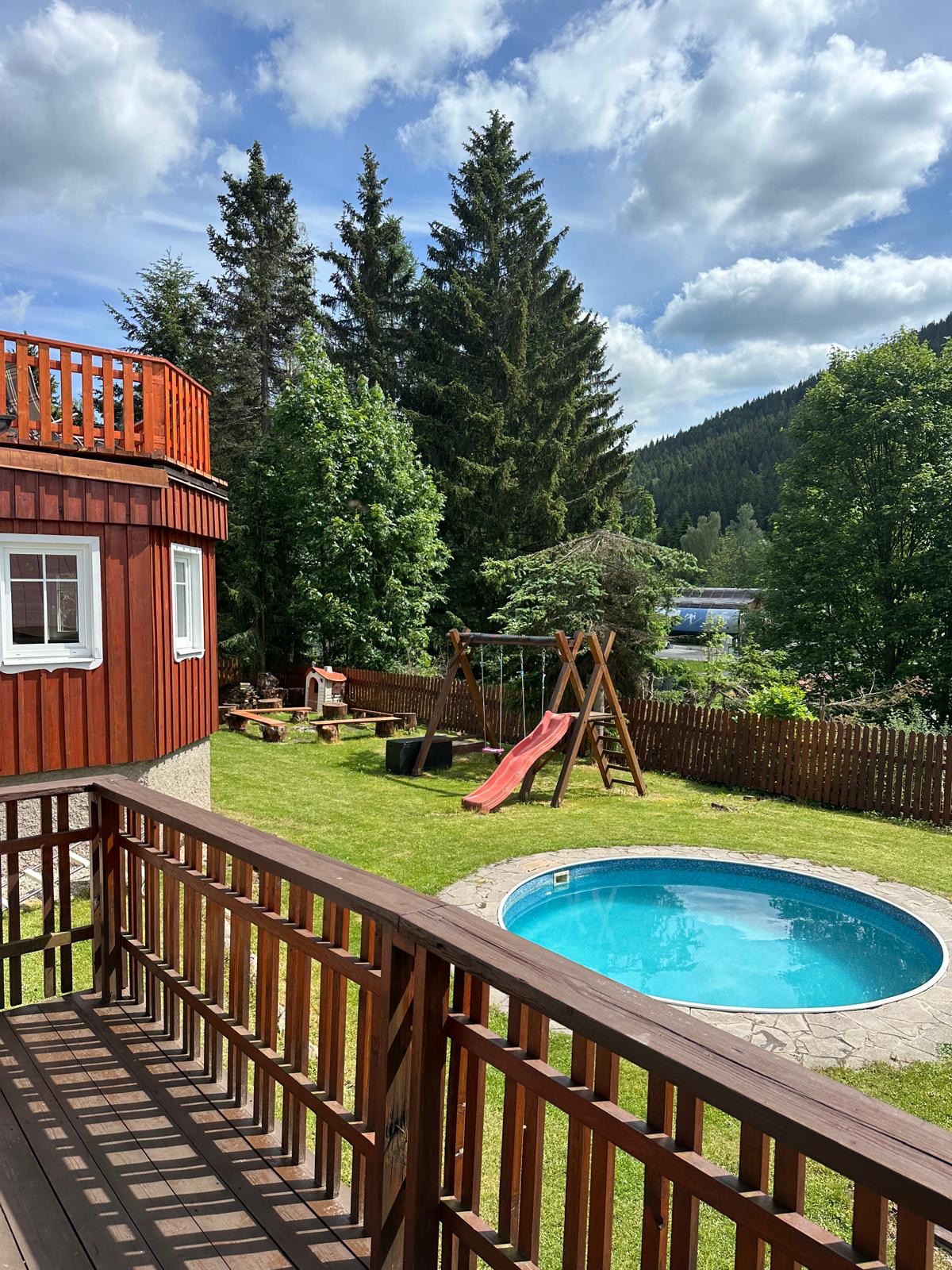 Balkon Chalupy Pelíšek s výhledem na bazén